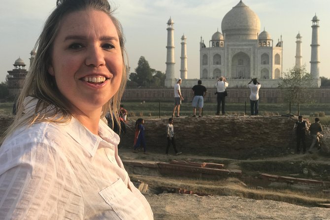 Taj Mahal skip the line luxury tour with guide - Entering the Taj Mahal with guide assistance