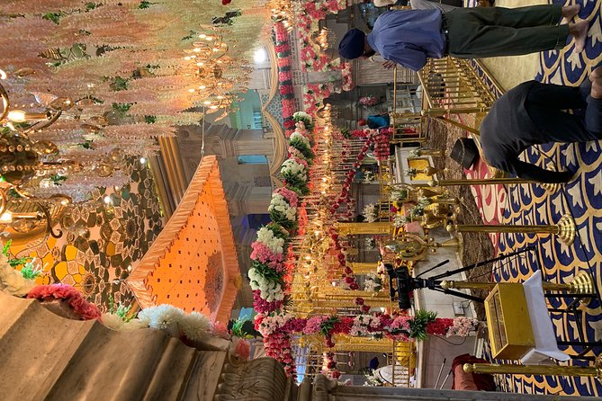 Temple Tour-where you Eat, Learn how to Pray and Love. - Gurudwara Rakab Ganj and a meal served by volunteers