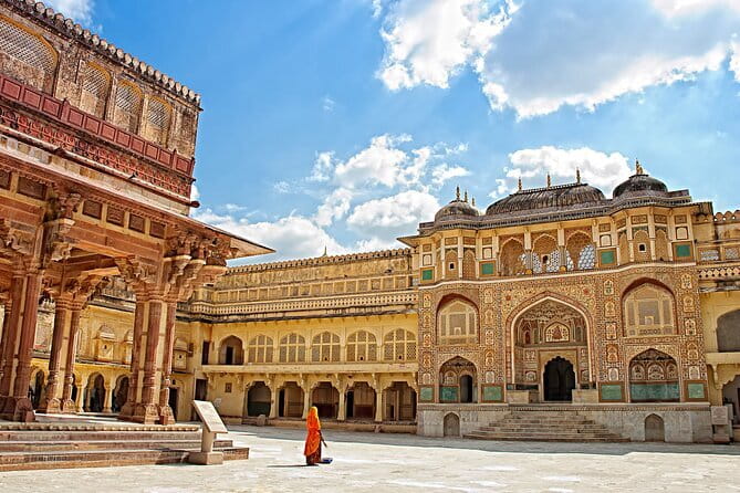 Timeless Treasures: An Old Delhi Heritage Walking Tour - Paranthe Wali Gali and the taste of the old city