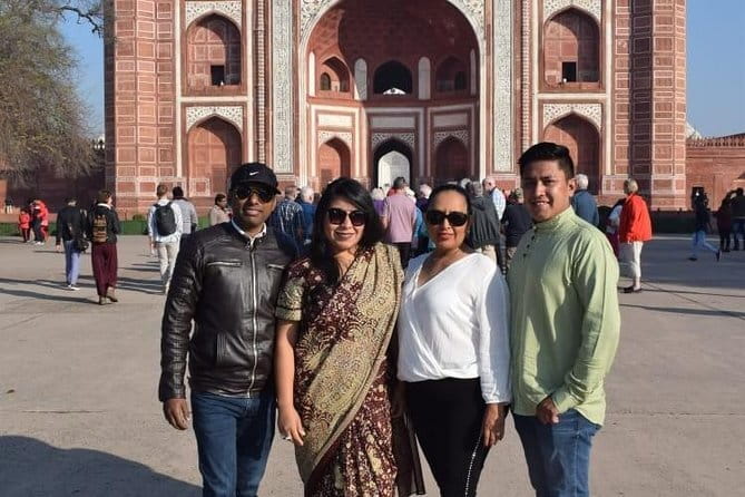 Tour to Akshardham temple with Guide and Delhi Transfer - Should you plan around the 7 pm light and sound show?