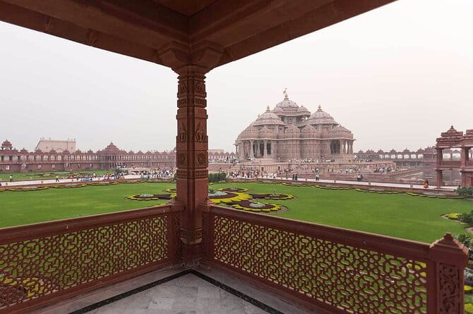 Tour to Akshardham temple with Guide and Delhi Transfer - How the guide affects the experience